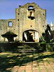 Fachada principal del convento carmelita en el Desierto de los Leones