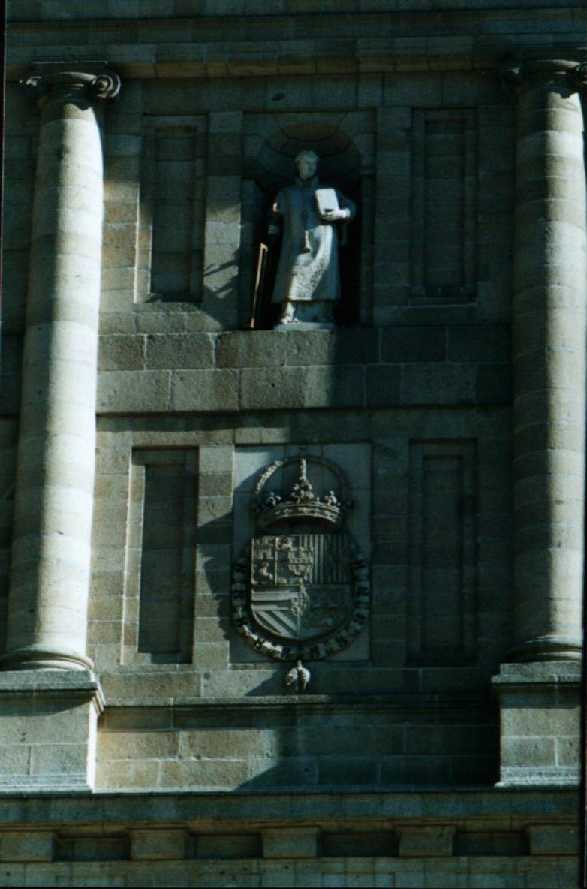 Detalle de San Lorenzo y Armas Reales