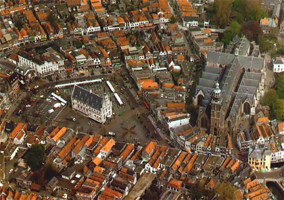 El Ayuntamiento (Stadhuis) junto a San Juan