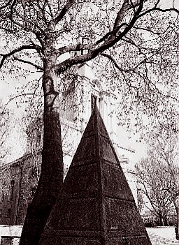 Pirmide frente a la iglesia de St. Anne, en Limehouse